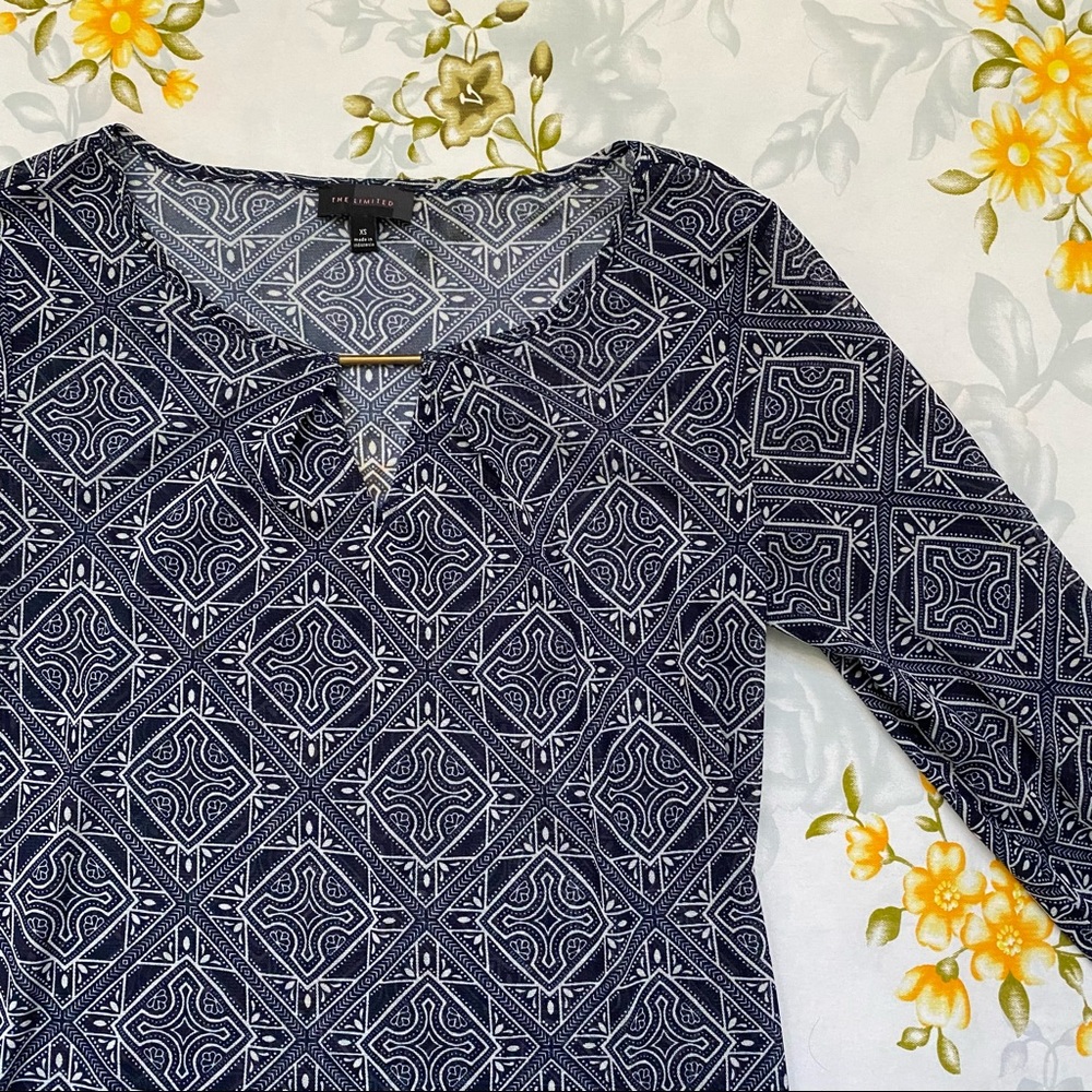 The Limited Size XS Lightweight Blouse